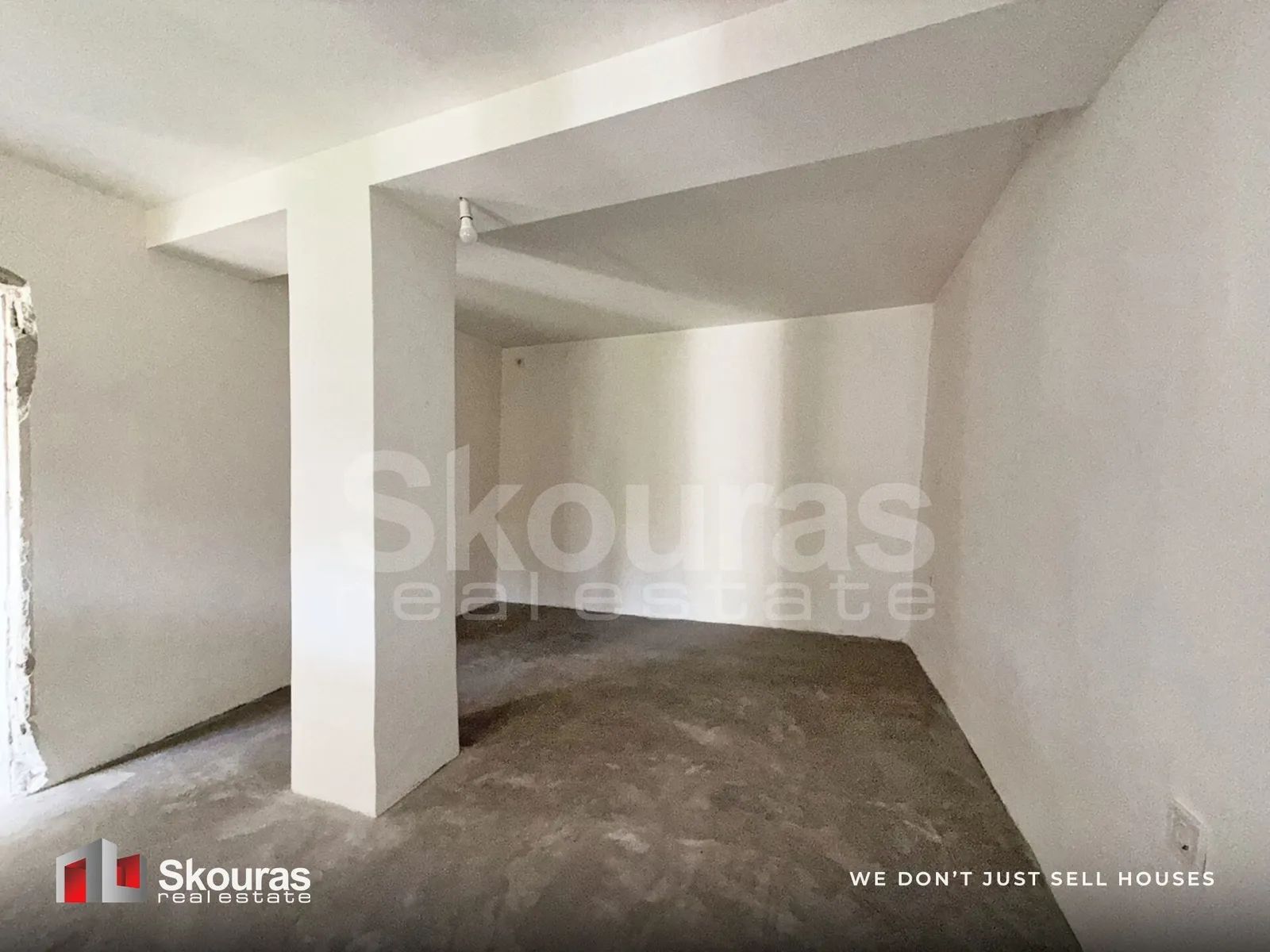 Interior room with an archway in the Ammos house, Messinia